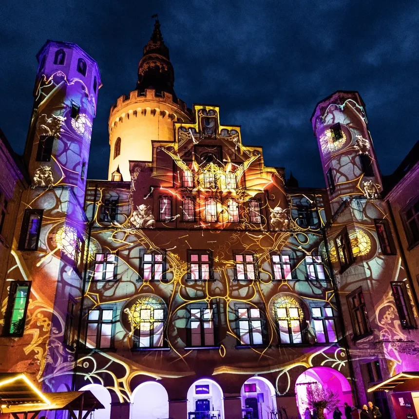 A dragon and playful ornaments appear like a kaleidoscope as a light installation on the facade of Arenfels Castle