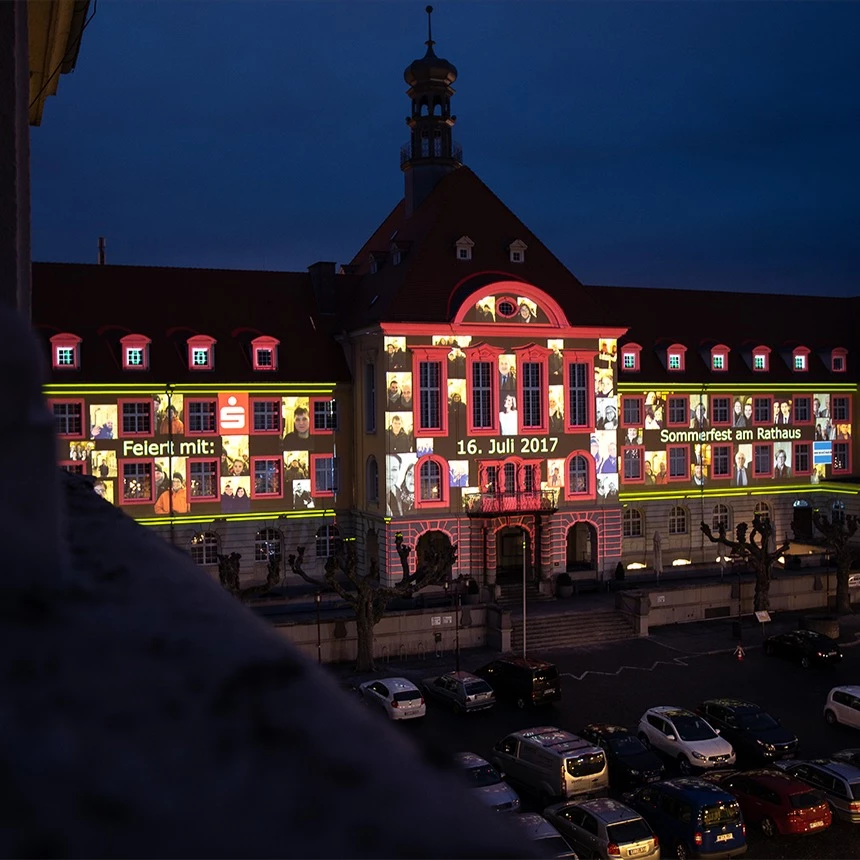 Interaktive Projektion mit Porträtfotos als Bürgerbeteiligung