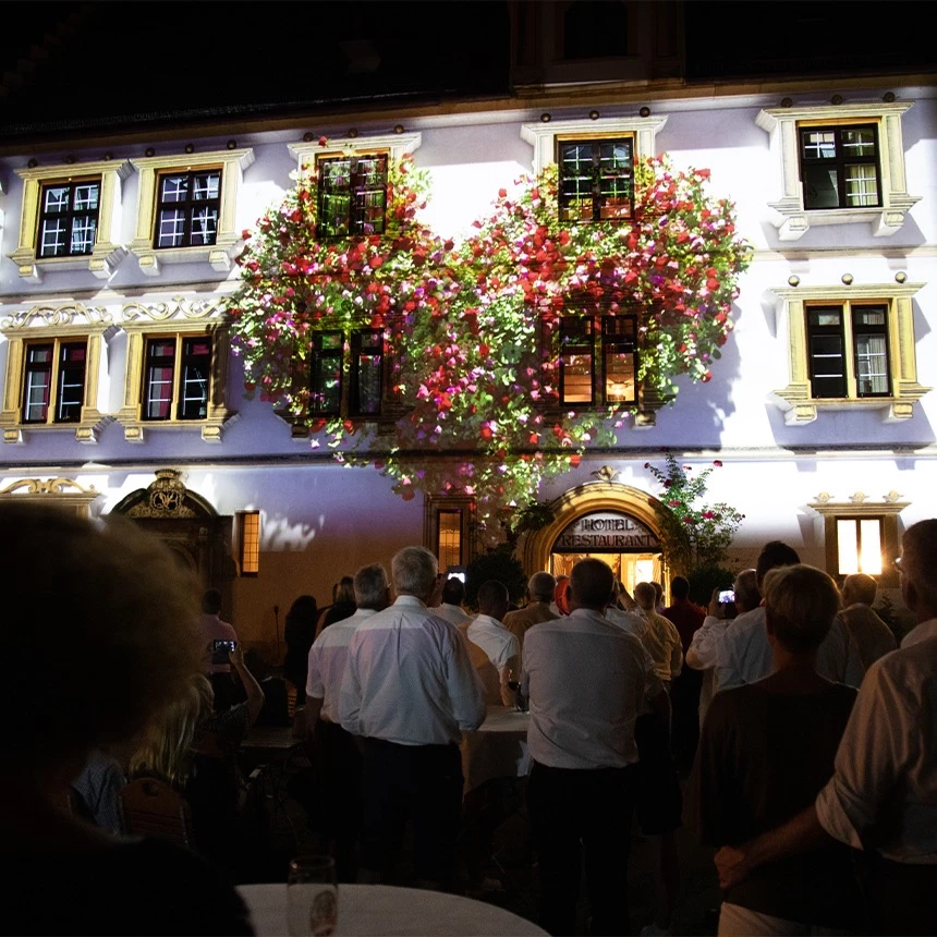 Video Mapping mit Herz aus Blumen auf dem Weitenburger Schloss im Rahmen einer Charity-Veranstaltung