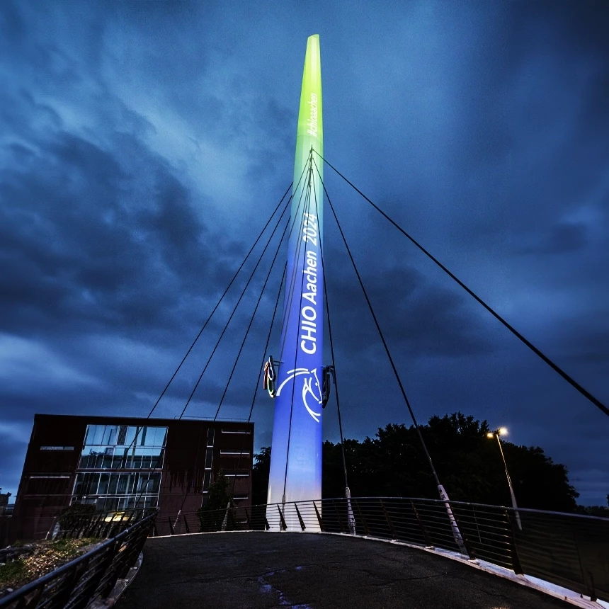Projektion als Veranstaltungshinweis: Auf der Chio Nadel in Aachen macht eine Lichtinstallation auf das internationalen Pferdesport-Turnier aufmerksam