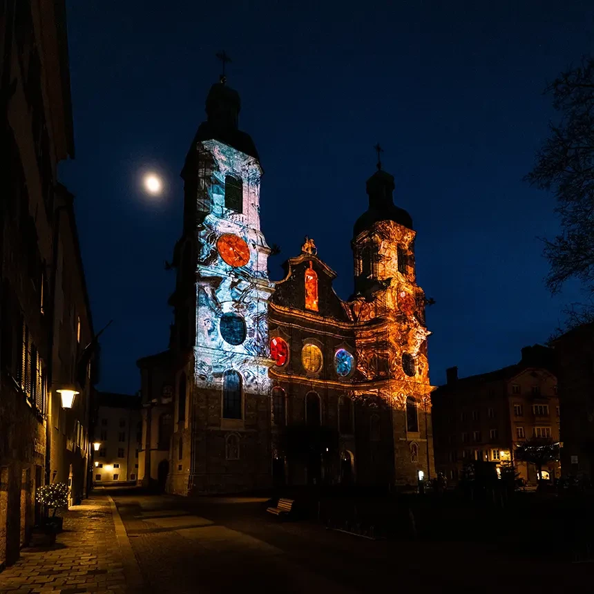 3D Gebäude-Projektion von Feuer und Wasser mit objekt-individuellen Fassadenelementen auf den Innsbrucker Dom zu St. Jakob
