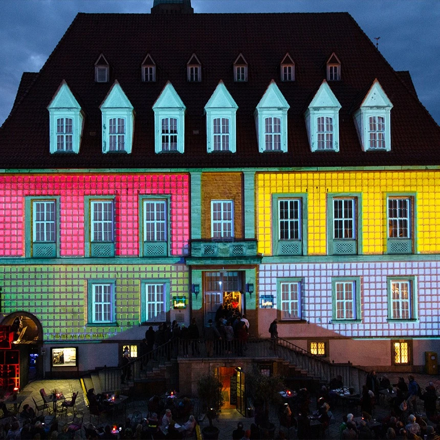 Ein 3D Video Mapping mit Pixel-Optik in 4 Farben auf das Theater am alten Markt in Bielefeld