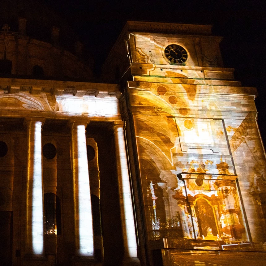 The facade projection on the cathedral shows motifs from the inside of the building as support for a play within the framework of the cathedral festival in St Blasien