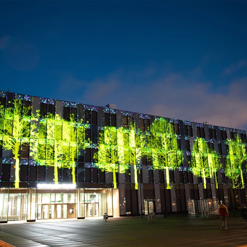 3D Projektion von Bäumen auf Gebäude bei Eröffnungsveranstaltung FH Bielefeld