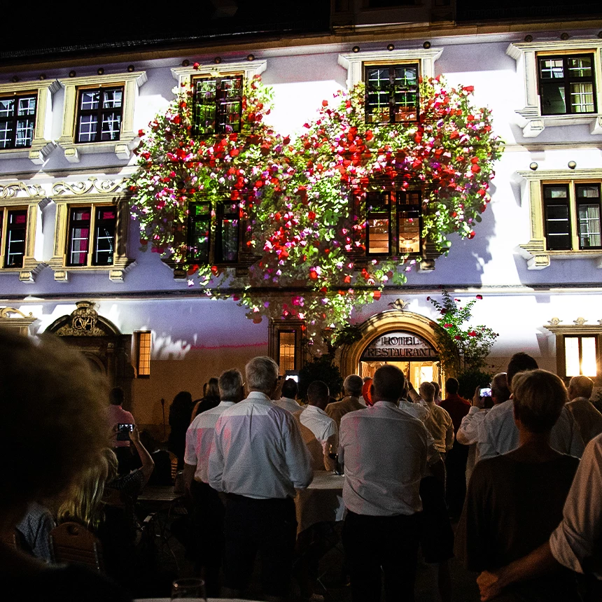 A heart of flowers is projected onto the facade of the Weitenburg Palace