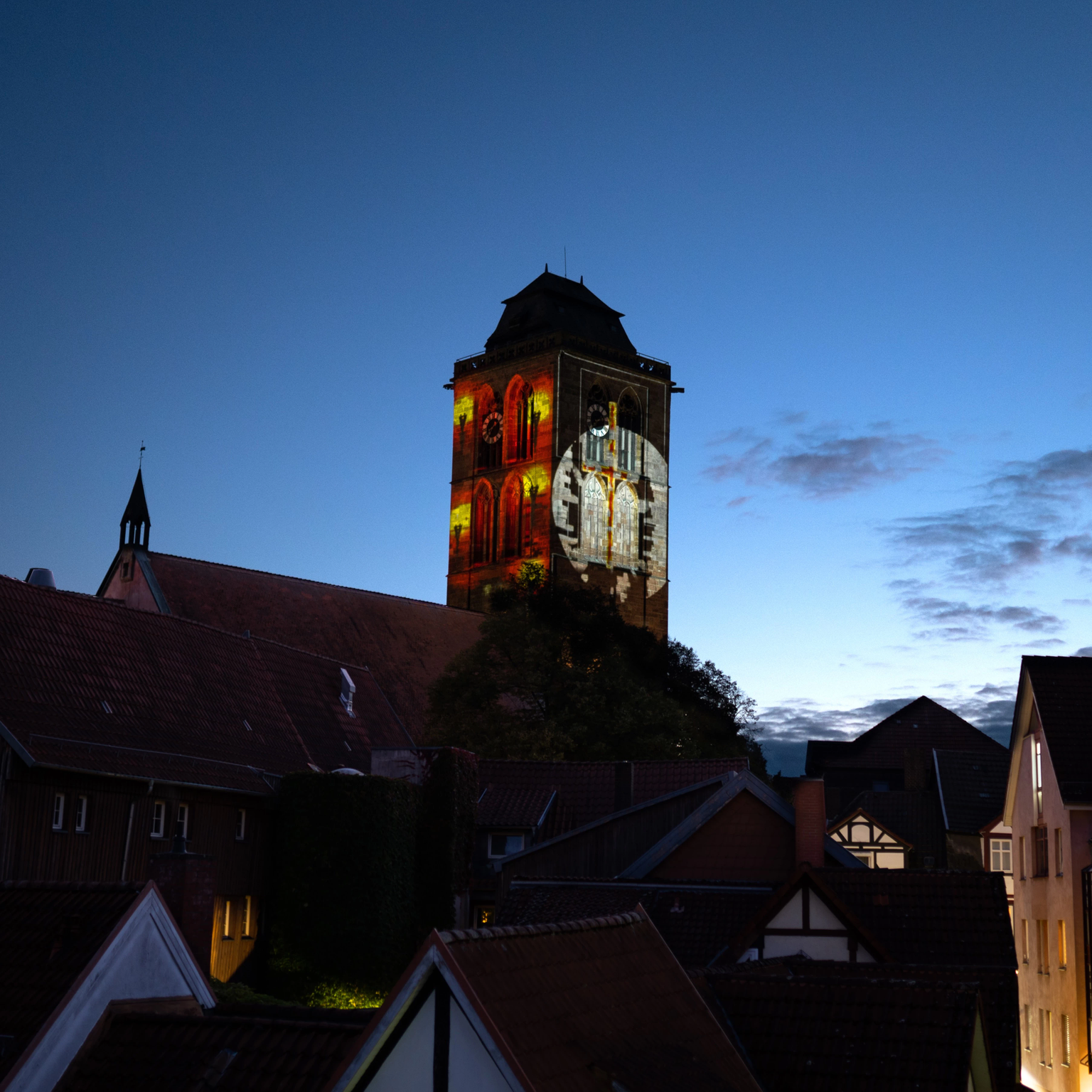 Lichtinstallation mit Kreuz auf Kirchturm in Bad Hersfeld
