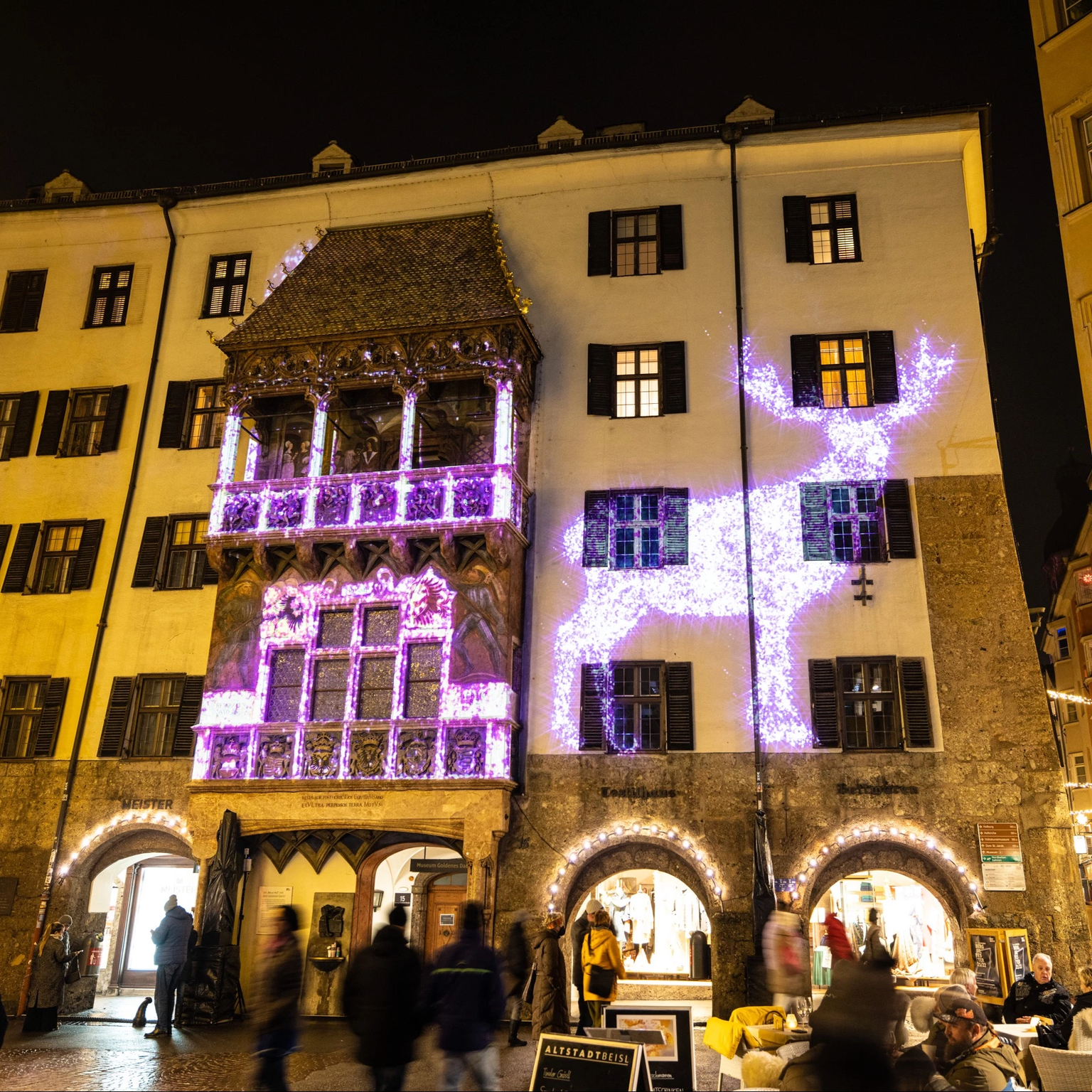 3D Gebäudeeffekte und animierter Hirsch in pink bei Videoshow am Goldenen Dachl in Innsbruck