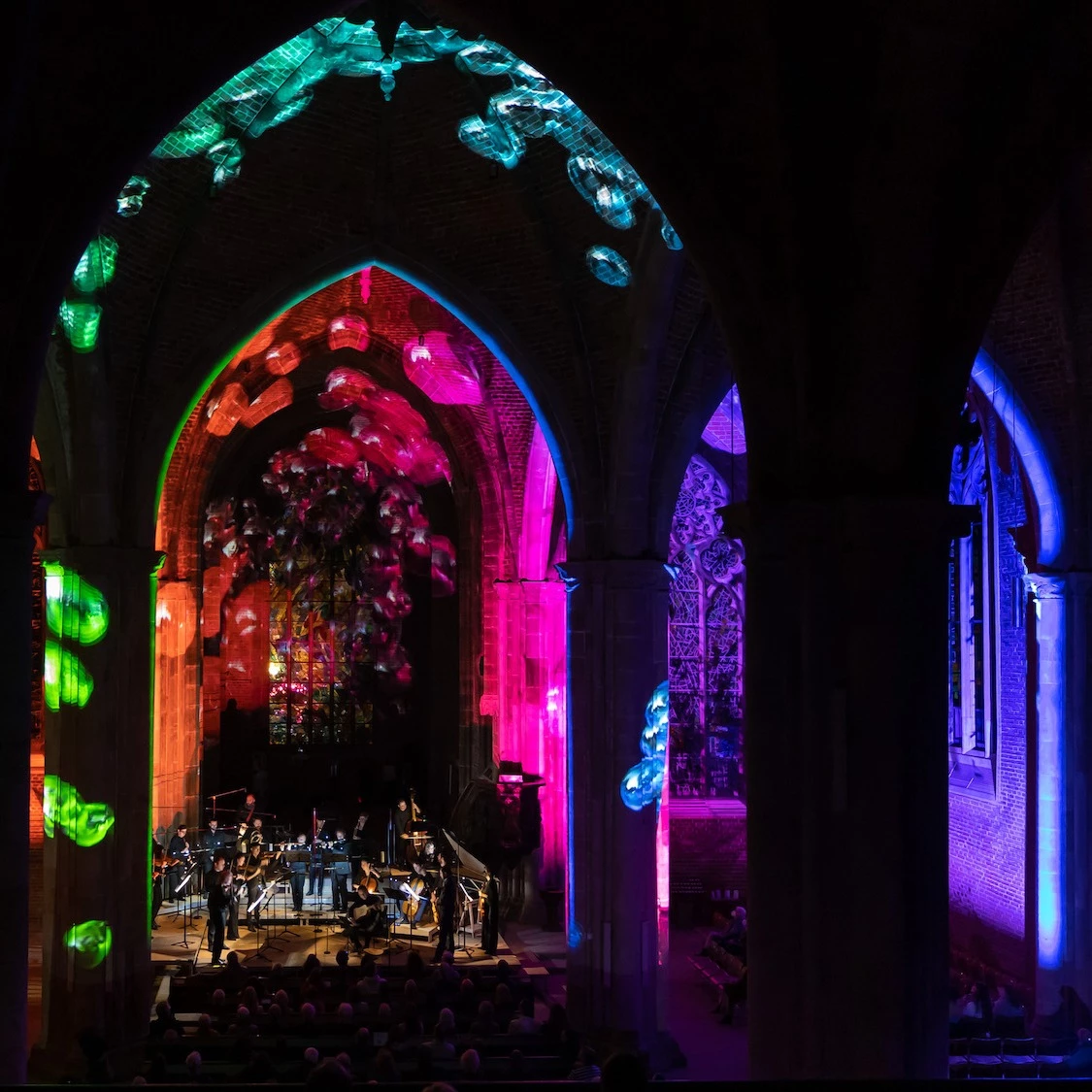 Farbenfrohe 3D-Animationen als großflächige Projektionen sind während eines Konzerts des Bremer Barockorchesters im Kirchenraum zu bewundern