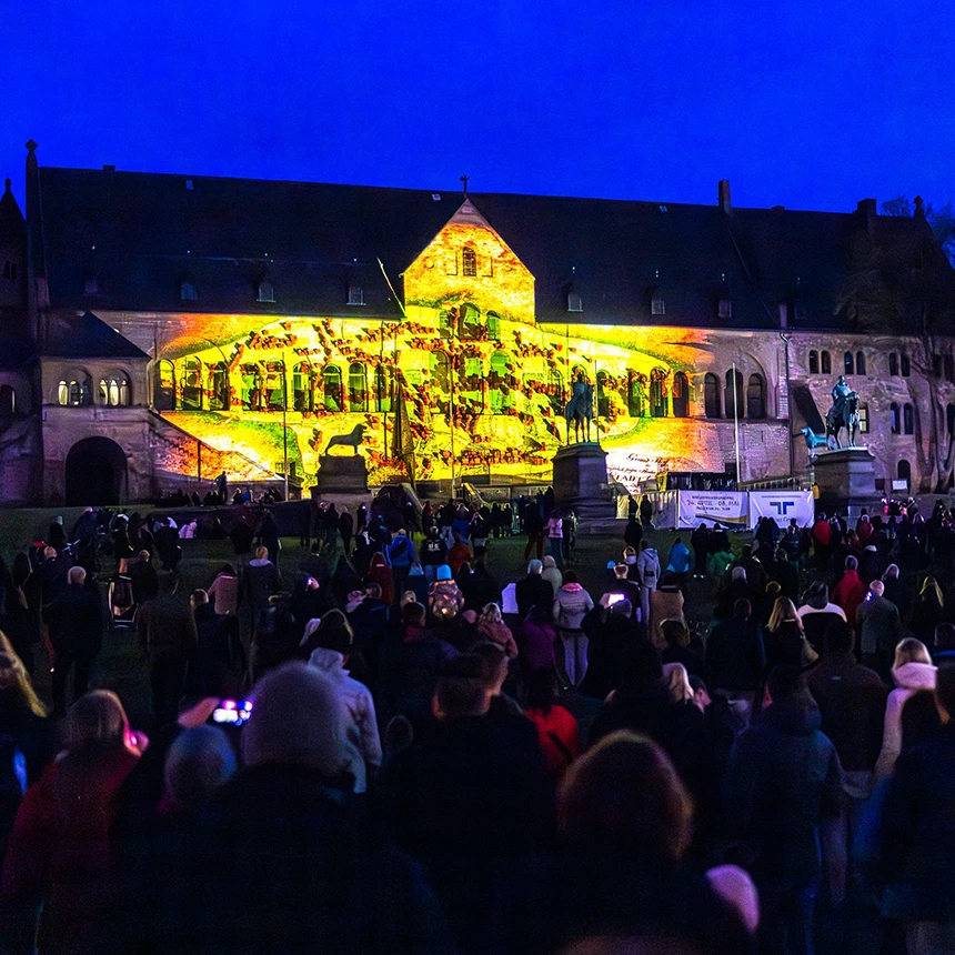 Projektion einer Ansammlung von kleinen Hütten von oben auf der Fassade der Kaiserpfalz  