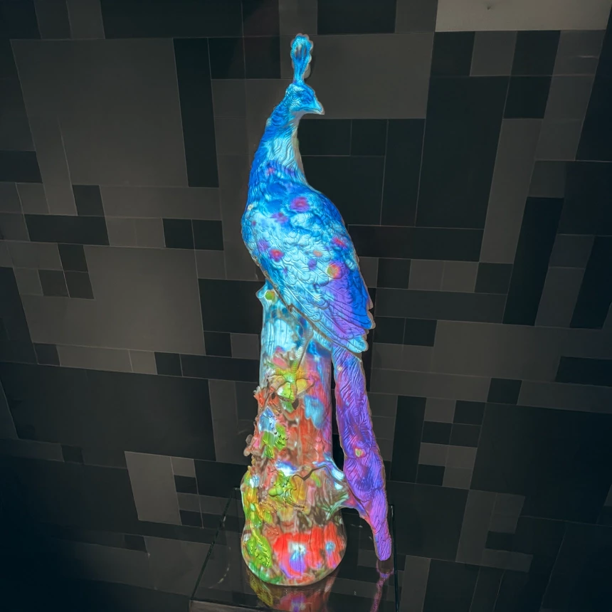 Video-Installation auf Meißener Porzellanfigur lässt das Ausstellungsobjekt mit abstrakten Projektionen bunt erstrahlen
