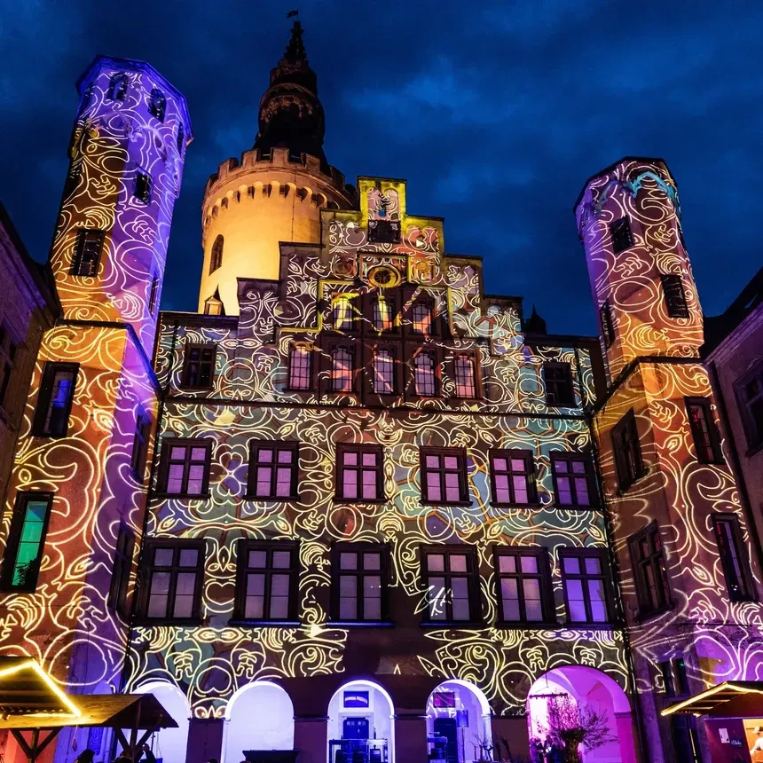 Projection of golden ornaments onto the facade of Arenfels Castle