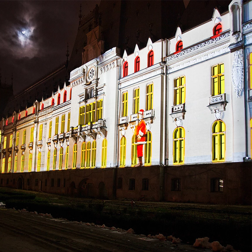 Lightshow mit gelben und roten Lichteffekten, die den Weihnachtsmann zeigt
