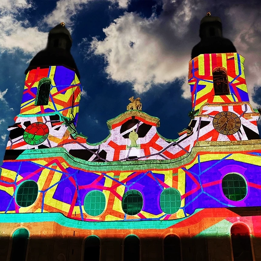 The facade of the cathedral in Innsbruck is staged in a multimedia format using 3D video mapping: abstract shapes lie on the structures of the building like a second skin