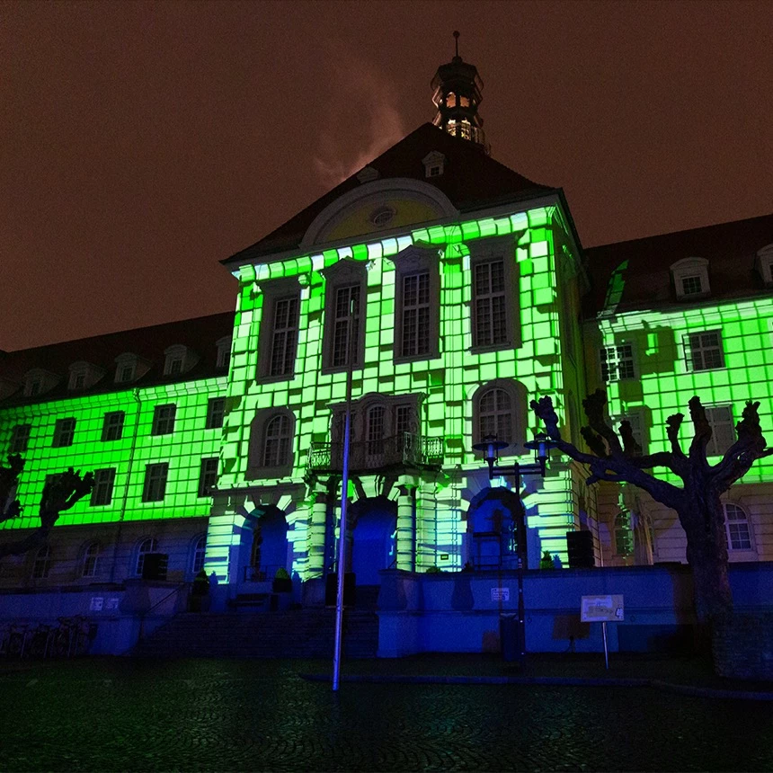 3D Animation mit grünen Effekten auf dem historischen Rathaus Herford