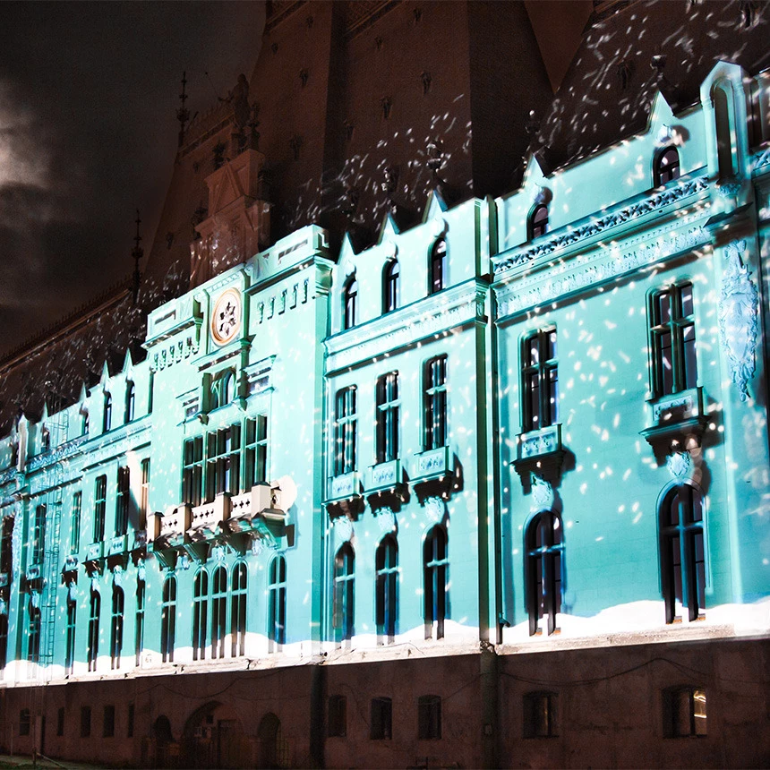 Video Mapping auf dem Palast lasi, in Rumänien: eine weihnachtliche Nacht mit projiziertem Schnee