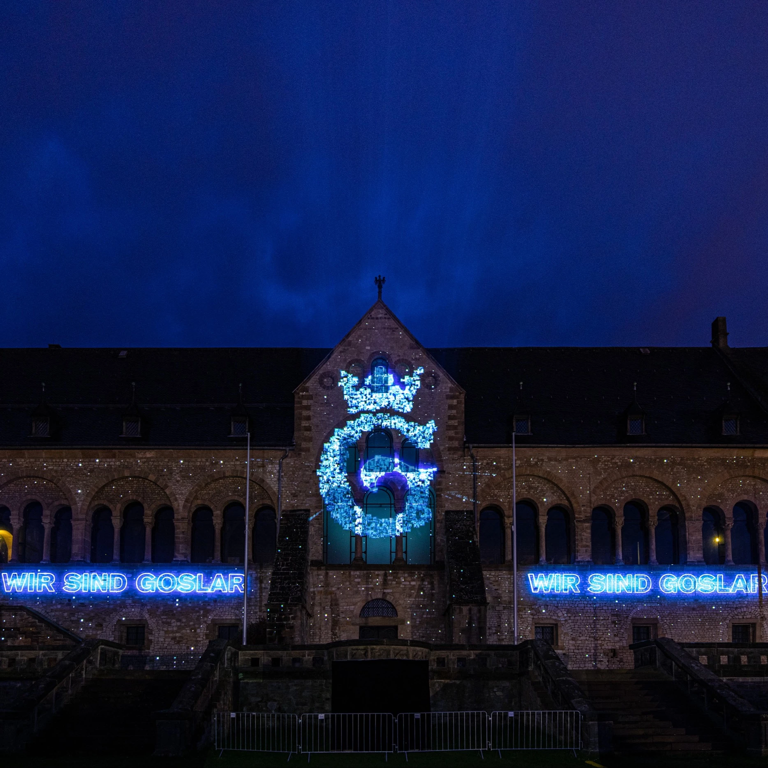 Während einer Videoshow auf der Kaiserpfalz setzt sich das Stadt-Logo von Goslar aus Bildern von Bürger:innen zusammen, zusätzlich erscheint das Motto: Wir sind Goslar