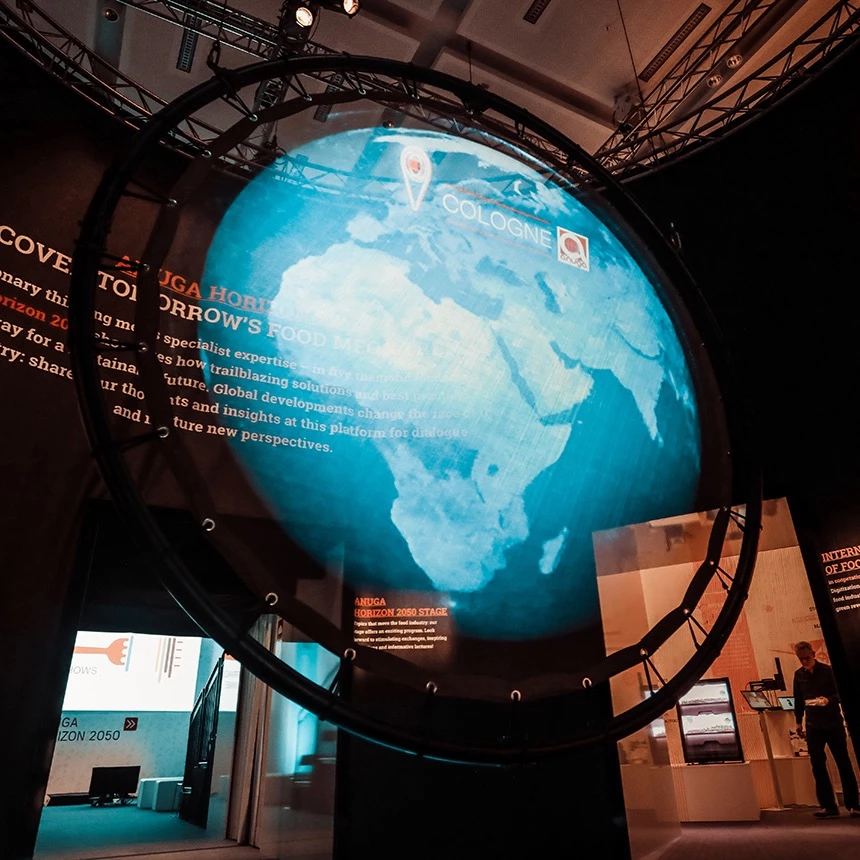 For the Cologne trade fair, TNL realized a holo projection at the Anuga: In a darkened exhibition room, a three-dimensional globe appears to be floating freely in the air.