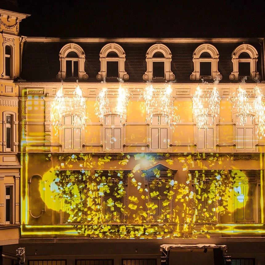 4D Video Mapping Show auf historischem Gebäude in Herford inklusive Pyrotechnik und goldenem Konfetti