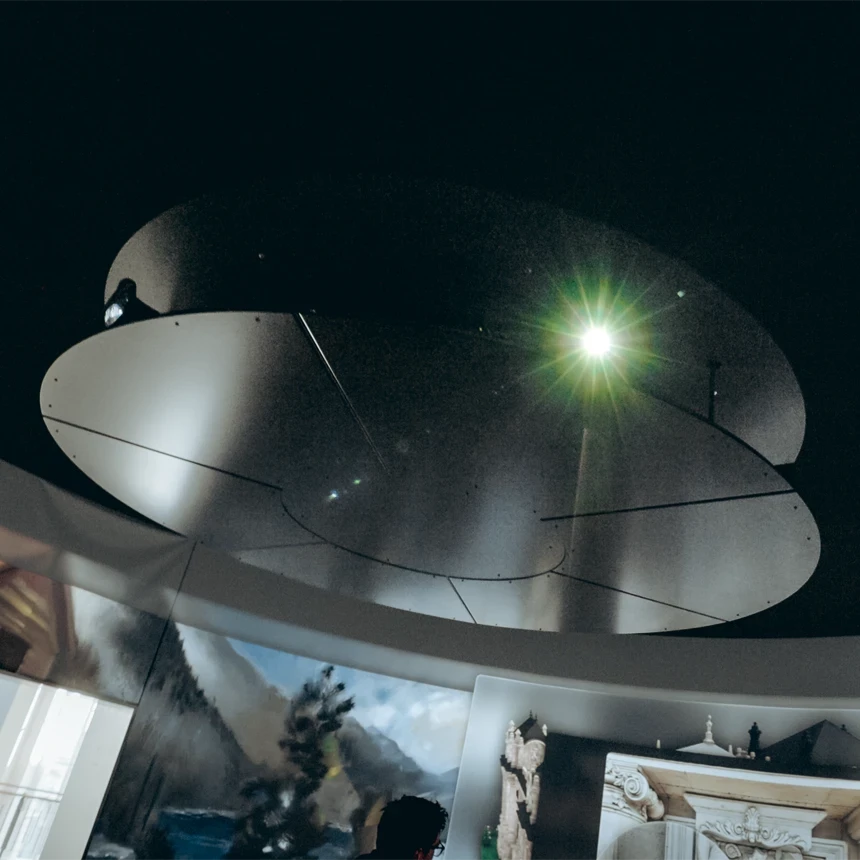 A round installation rack for 360-degree projection in the State Museum of Hanover, which blends seamlessly into the architecture of the room.