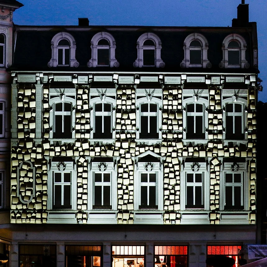 Bei einer Video-Installation auf der Fashion Plaza ist ein dreidimensionaler Effekt mit animierten Cubes zu bestaunen
