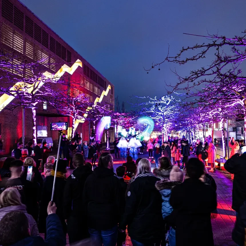 An LED show can be seen on the Rambla in Wilhelmshaven, which is admired by numerous passers-by