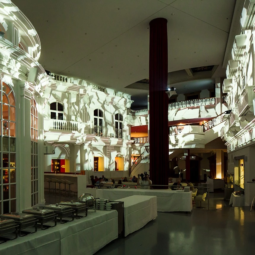 Videoprojektion als immersives Erlebnis: die Innenfassade des zentralen Restaurants im Dormero Hotel Stuttgart bricht virtuell auf und fällt herunter