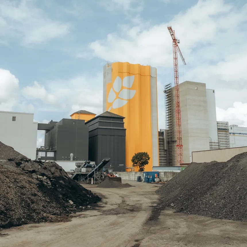 Grain silo in yellow with white ear of corn: the sophisticated facade painting was realized using stencil projection