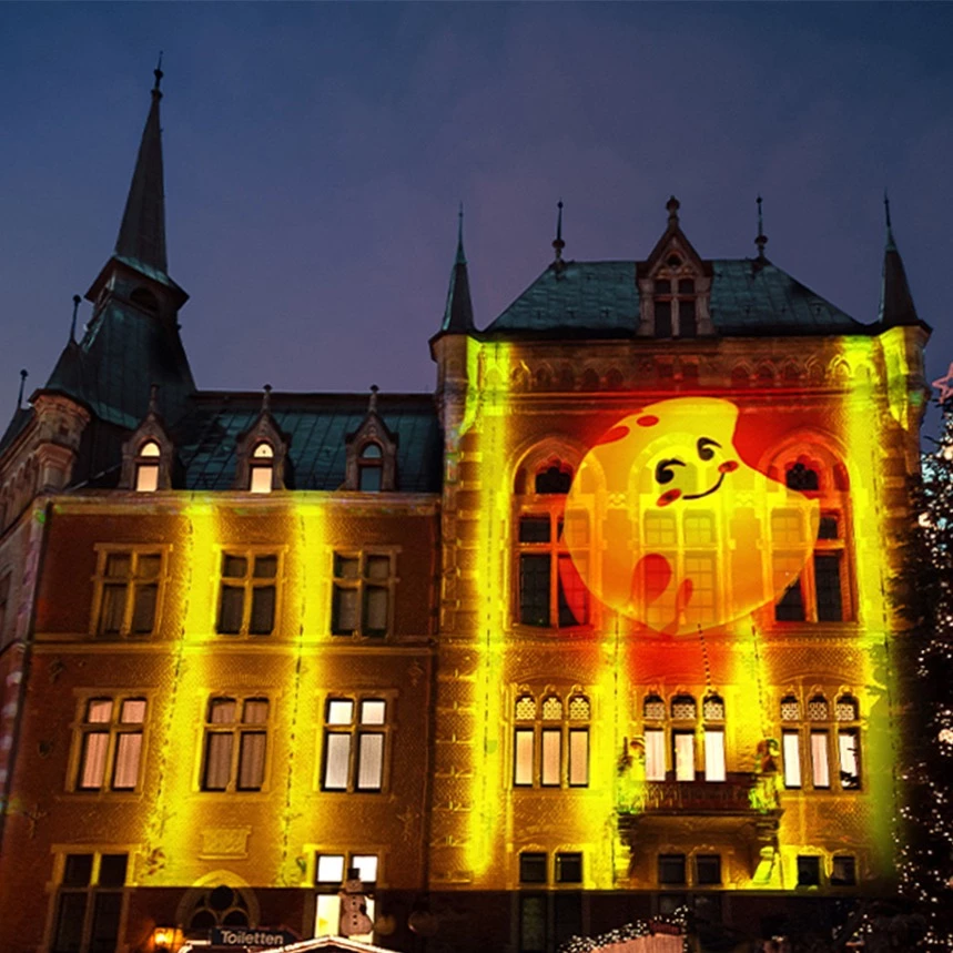 Gebäudeillumination mit Projektion eines Mondlichtes auf dem Oldenburger Weihnachtsmarkt