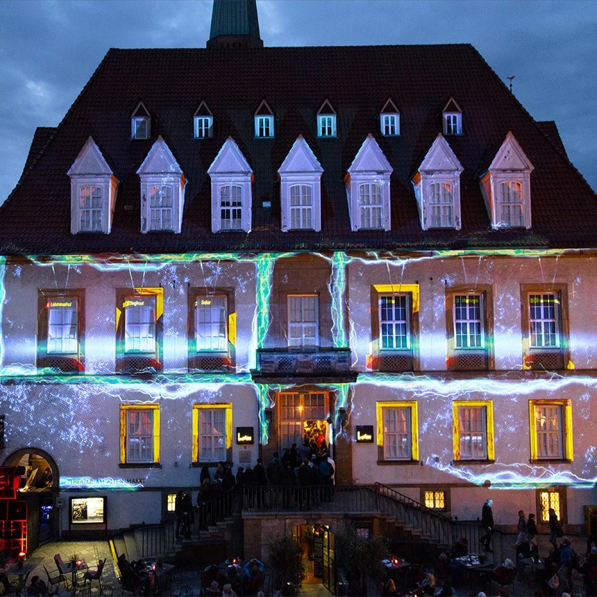 3D Projektionen mit blau gelben Blitzen auf dem Theater am alten Markt zur langen Nacht der Museen