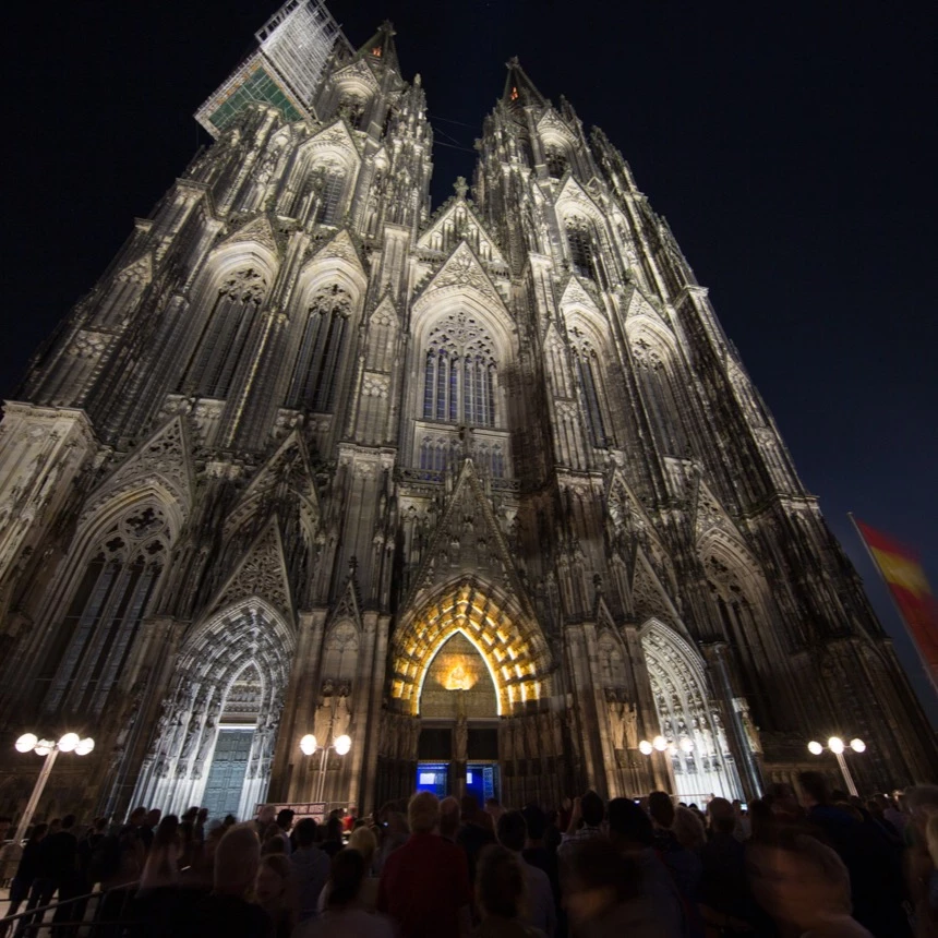 Lichtinstallation 3D Video Mapping an der Eingangspforte des Kölner Doms verkürzt die Wartezeit und erhellt den Gästen den Weg in die Kathedrale beim Projekt SilentMOD