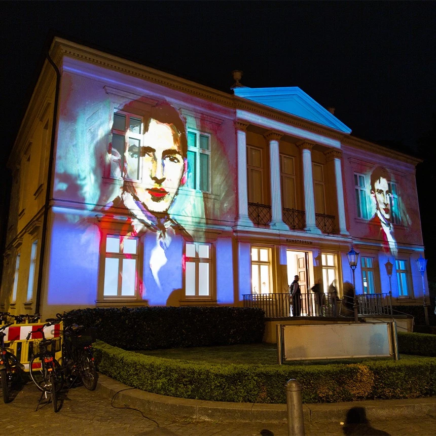 Light art with 3D video mapping: portrait as projection on a listed building