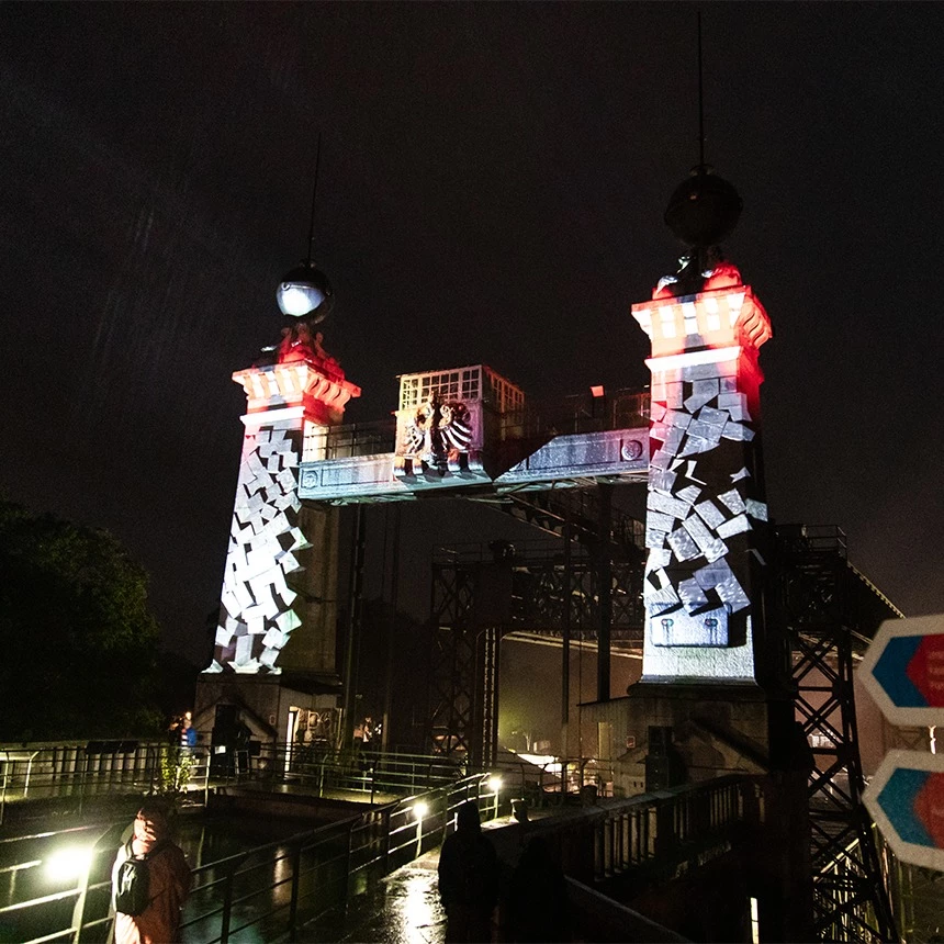 Architektur Illumination auf historischem Schiffshebewerk: ein 3D Video Mapping erzeugt die Wirkung einzelne Steine des Bauwerks würden aus der Fassader herausbrechen