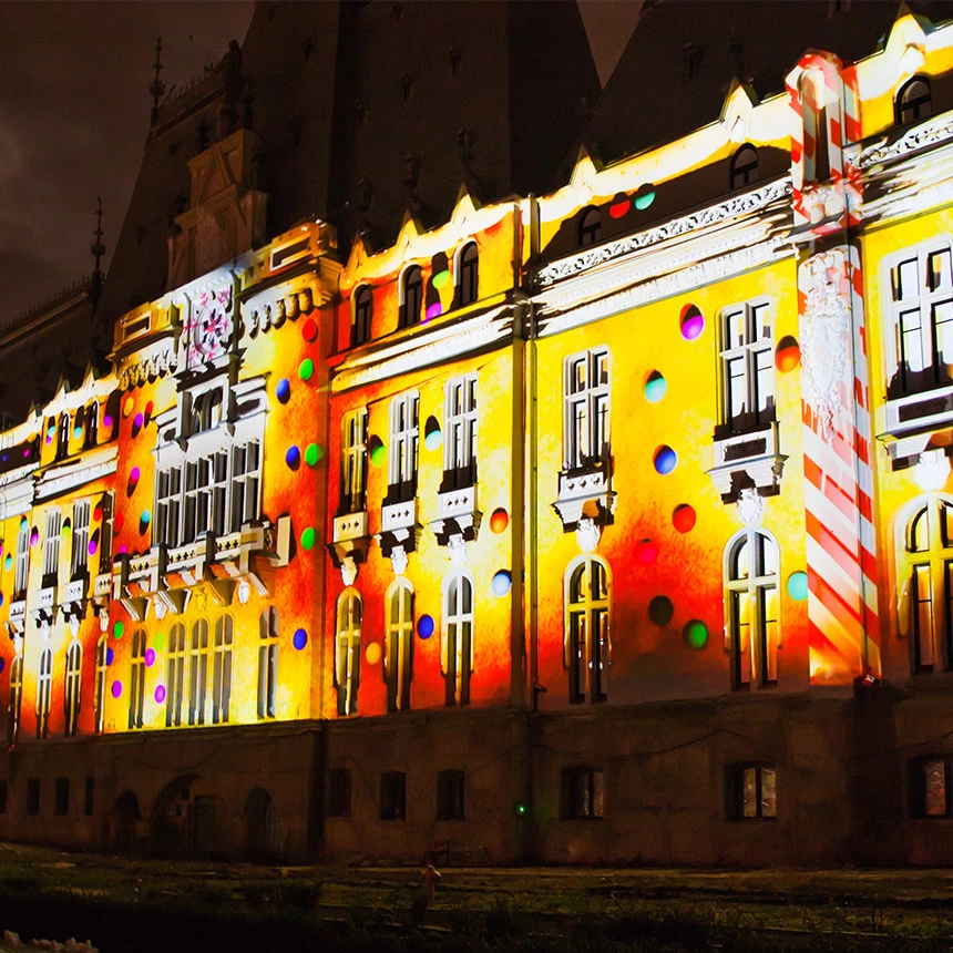 Die Schlossfassade durch 3D Video Mapping in ein Lebkuchenhaus verwandelt