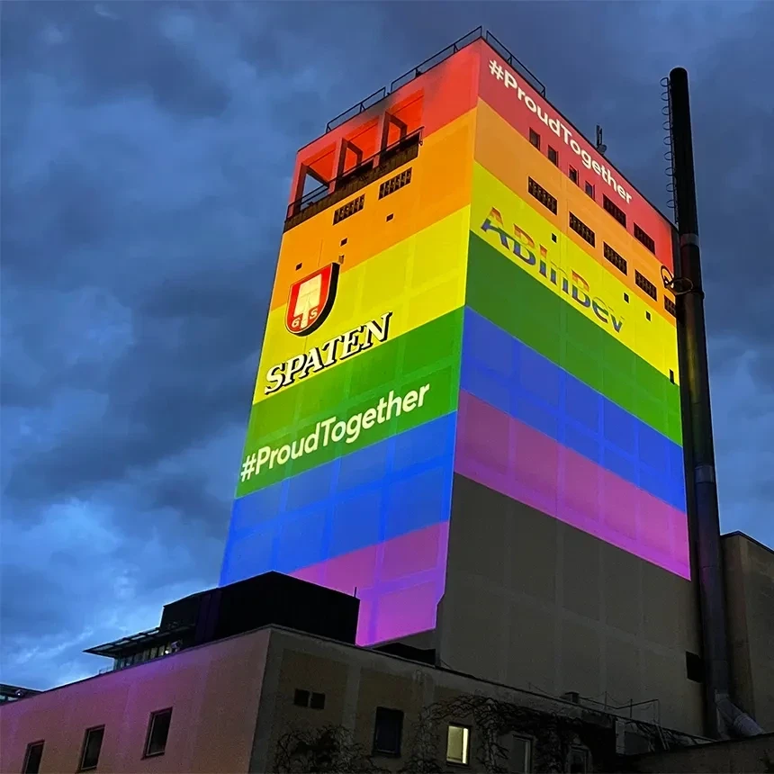 Fassadenprojektion der Regenbogenfahne auf den Turm der Spaten Brauerei in München 