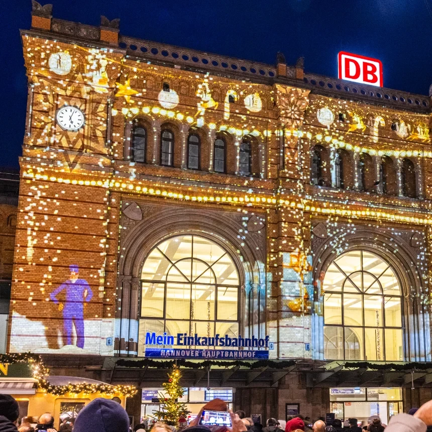 The historical station master in the Christmas village of Hanover becomes the main character of the 3D video mapping via character animation