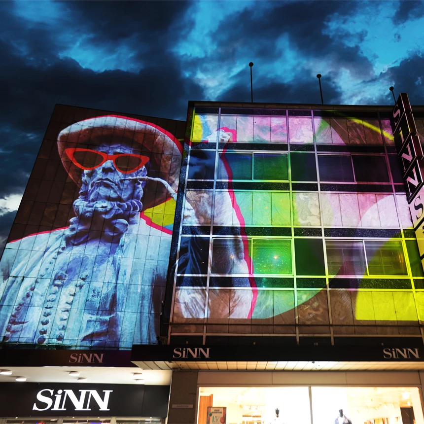 Facade projection shows statue and spreads a cheerful atmosphere in its colors