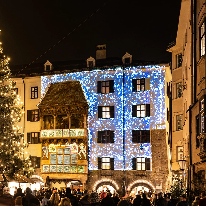 Das goldene Dachl in Innsbruck wird mit blauen Partikeln illuminiert