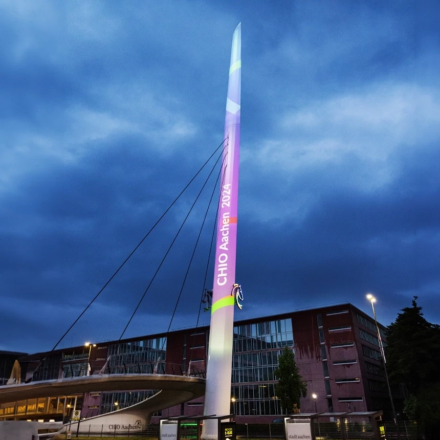 Lichtinstallation auf städtischem Symbol: Die Aufschrift "CHIO Aachen 2024" auf einem rosafarbenen Hintergrund ist auf der CHIO Nadel zu sehen