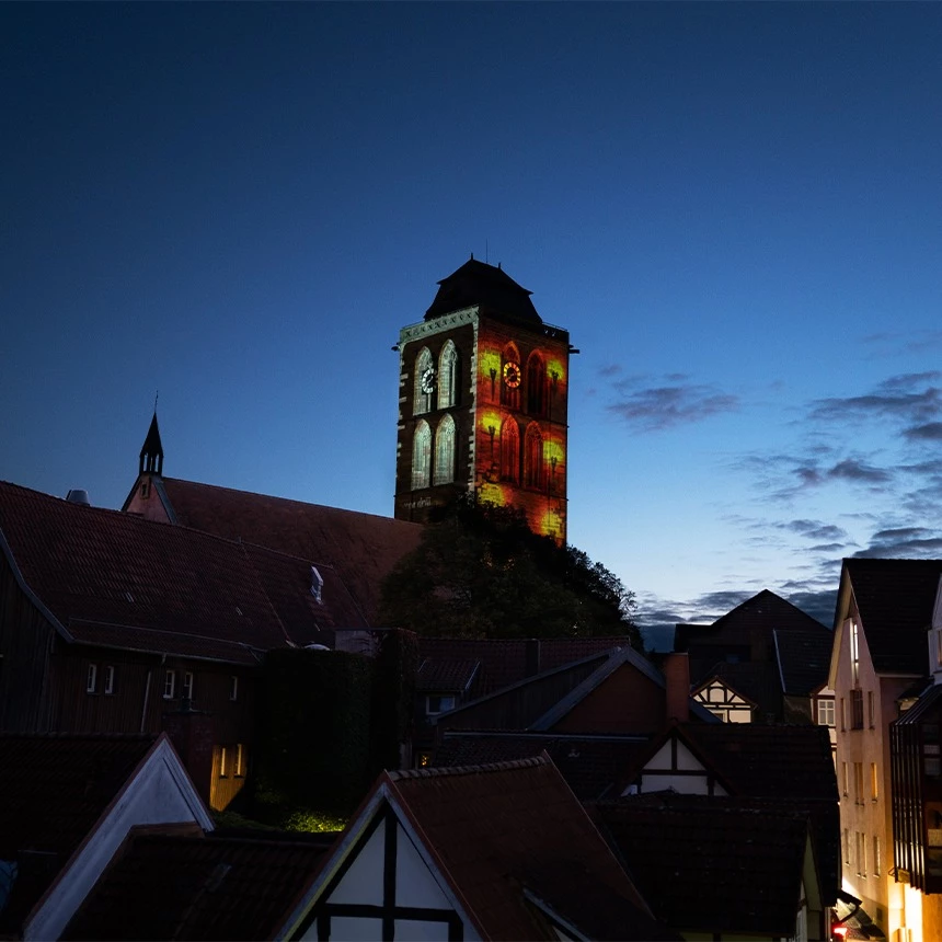 3D-Lightshow mit virtuellen Fackeln an Kirchturmfassade als Alternative zu Stadtfest Bad Hersfeld