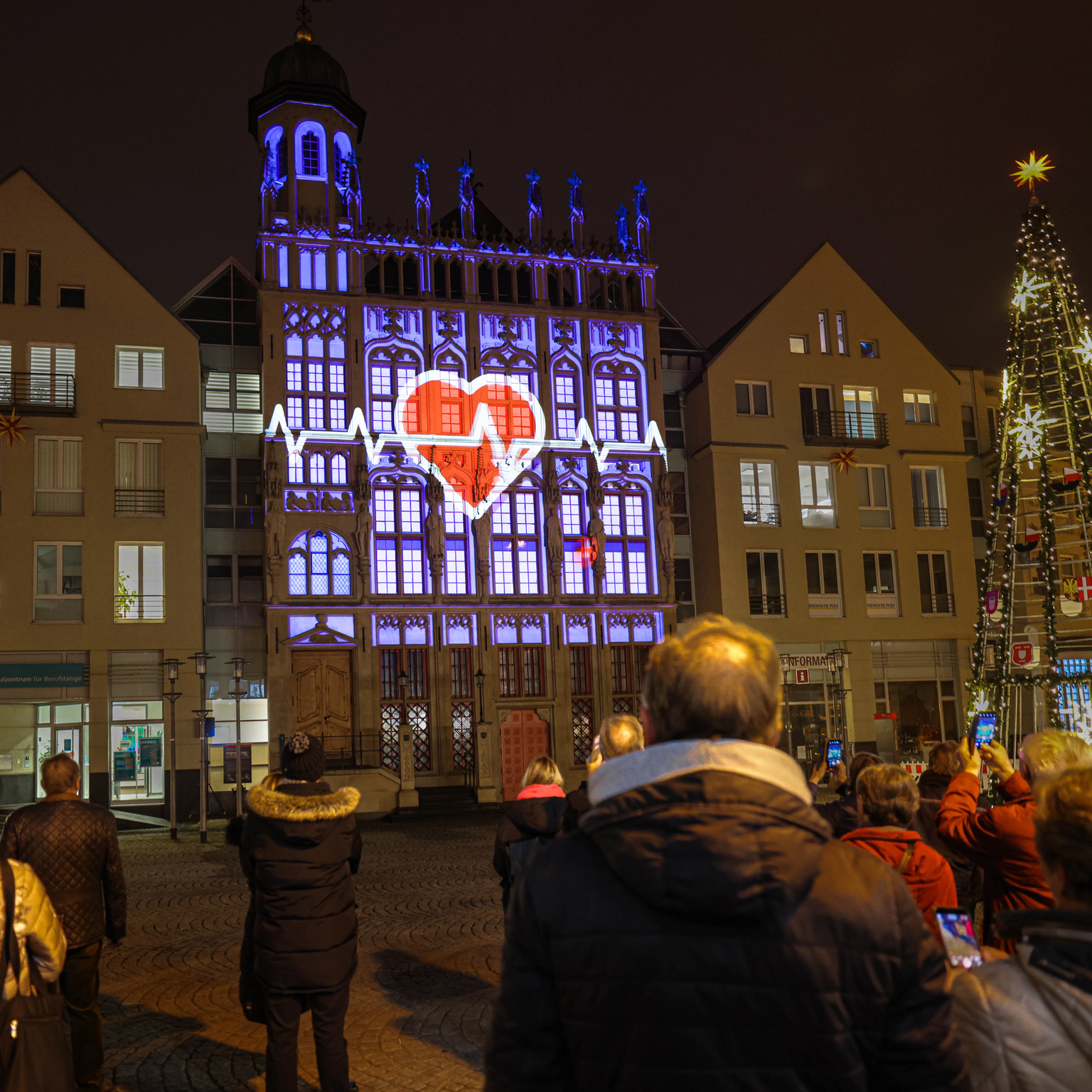 Light projection at the town hall in Wesel takes up graphic elements of city marketing: a heartbeat can be seen