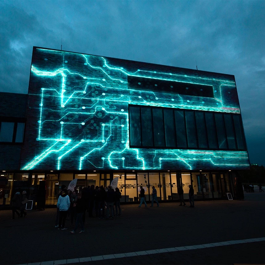 Videoprojektion zeigt 3D Animationen und Informationen über die Hochschule zu ihrem Jubiläum
