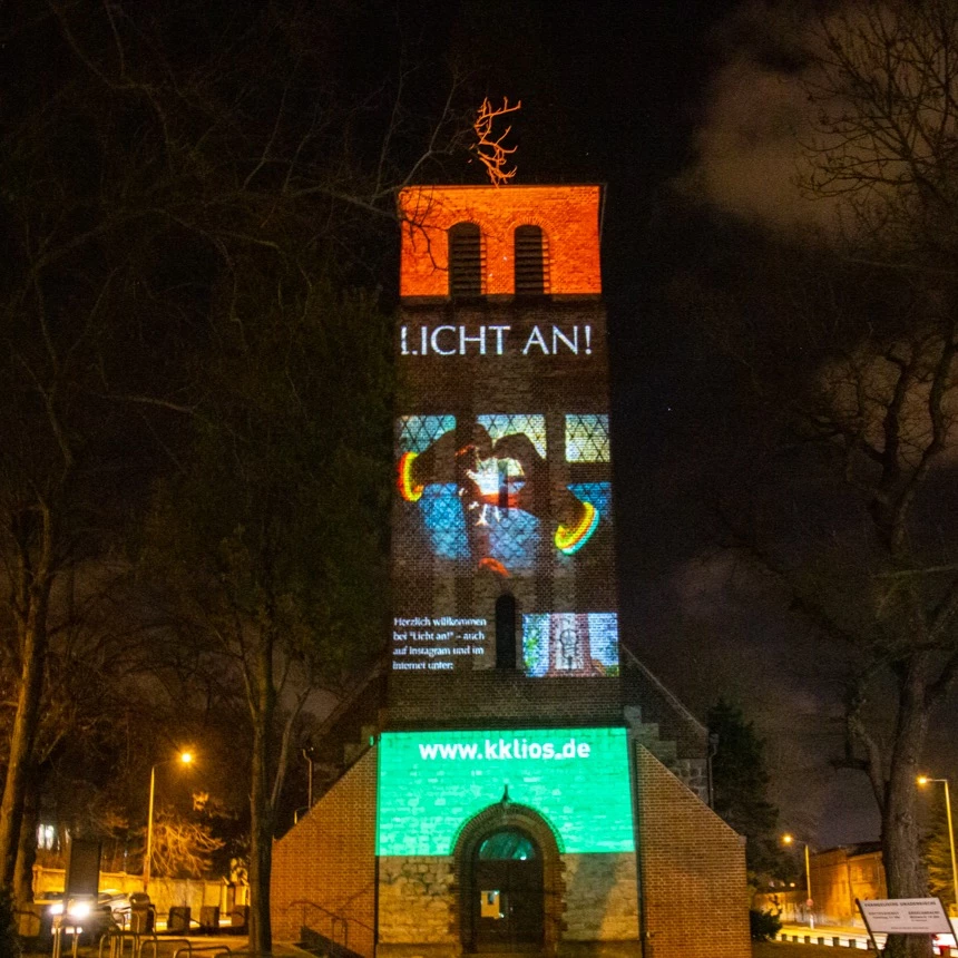 Fassadenprojektion auf der Biesdorfer Gnadenkirche mit dem Schriftzug „Licht an!“ zeigt vom Kunden ausgewählte Inhalte