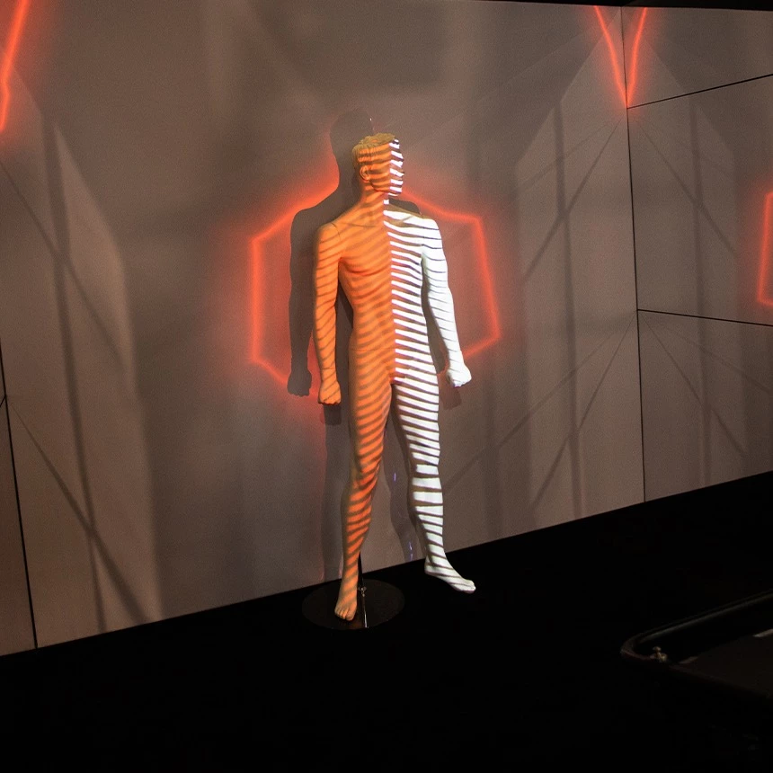 Object-specific projection on a mannequin with an animated background at a Gore trade fair presence