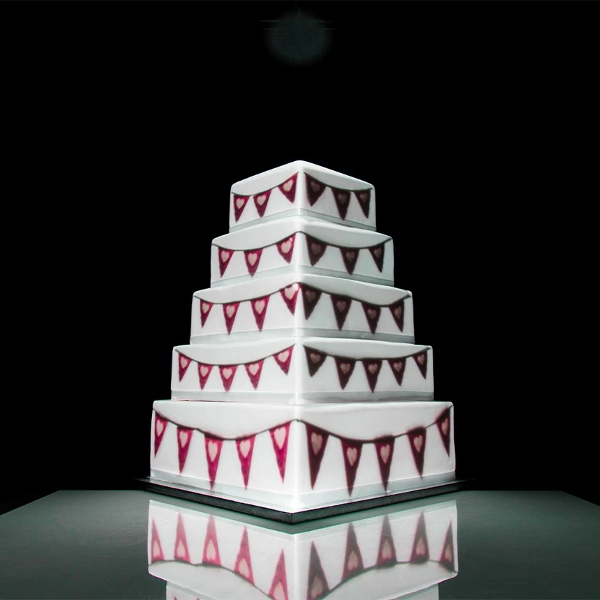 Hochzeits-Mapping auf Torte zeigt virtuelle Wimpel auf allen 5 Etagen