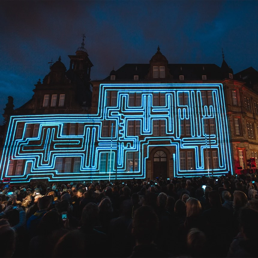 Videoshow auf Gebäudefassade zeigt in Lightstripes-Optik die innovativen Glasfaserkabel der Stadtwerke Bielefeld