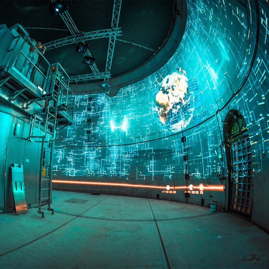 Lichtinstallation mit futuristischer Anmutung und Blick auf die Erde aus dem Weltraum