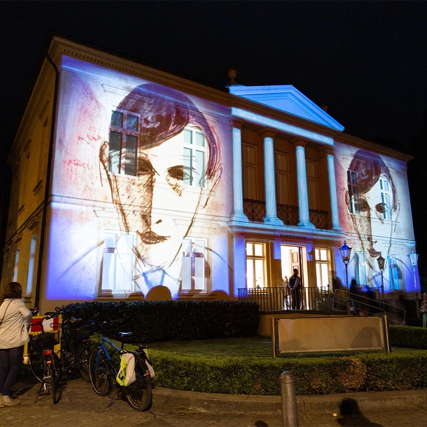 Building-specific light art shows works of art by Hermann Stenner on facade