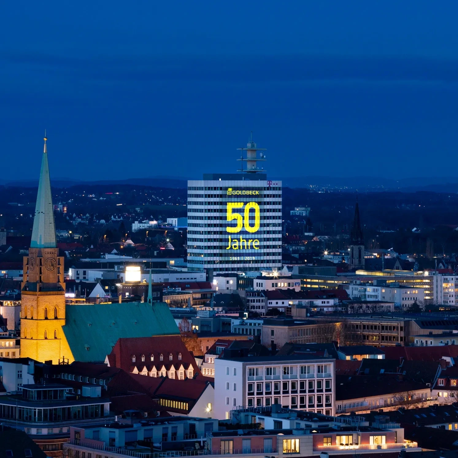H1 in Bielefeld mit Großbildprojektion des Firmenlogos von Goldbeck und 50 Jahre Celebration