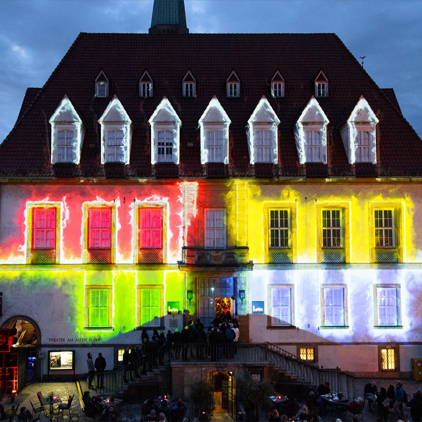 3D Video Mapping mit buntem Feuer als gebäudeinidividueller 3D-Effekt auf dem Theater am alten Markt in Bielefeld