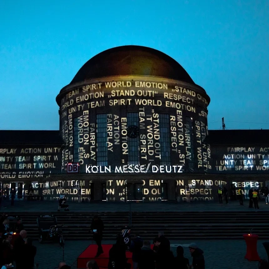 Projection mapping of different lettering at the train station in Cologne Deutz